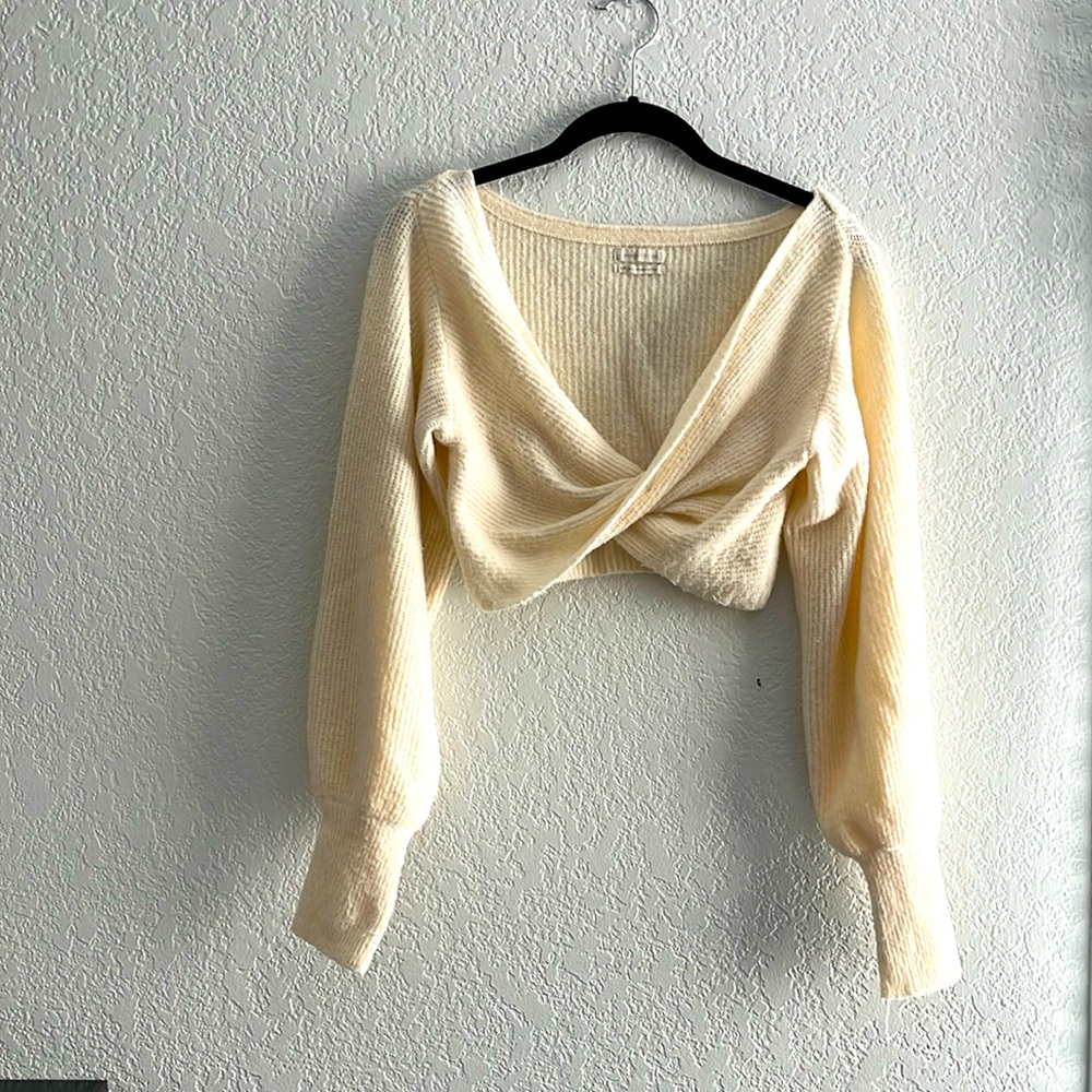 Urban Outfitters Cream Lon sleeve sweater - size S
